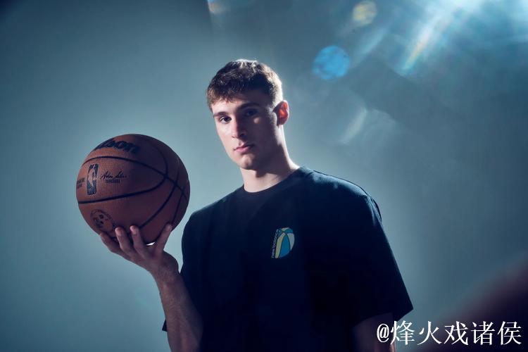 StatMuse：仅詹姆斯在18岁时比弗拉格首发出战更多比赛